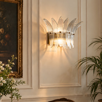 Applique murale LED en verre transparent rayé, motif pétales floraux médiévaux français, avec finitions plaquées, pour villa, hôtel, chambre à coucher