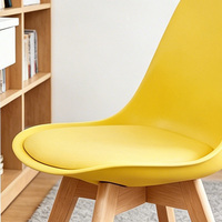 Chaise de salle à manger de style nordique en PP, chaise ergonomique avec pieds en bois massif, chaise d'appoint imperméable et résistante aux taches pour la maison et le bureau
