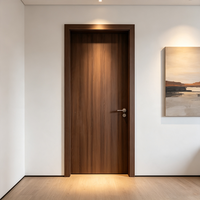 Porte extérieure durable en bois massif de luxe de style européen, design moderne, finition artisanale, isolation phonique pour villas, écoles et intérieurs.