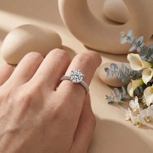 Anillo de Compromiso de Moissanita con Baño de Rodio de Alta Calidad, Anillo de Promesa Solitario de Plata de Ley 925 con Engaste Pavé para Ella, Certificado GRA - Product Image 4