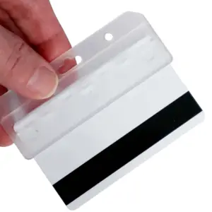 شارة حامل البطاقة Bestom الشفافة الصلبة من البلاستيك نصف أفقية مع فتحة وسلسلة ثقوب حامل شارة بطاقة الهوية