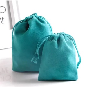 Petit sac en tissu de velours recyclable pour bijoux et rouge à lèvres, pochette à cordon avec logo personnalisé, finition satinée - Product Image 3