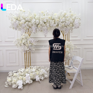 Decoración de Fondo para Bodas y Eventos LEDA, Diseño Esponjoso, Camino de Flores Artificiales de Seda Color Marfil con Orquídeas - Product Image 1