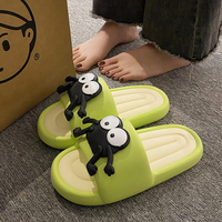 Meilleure vente vêtements d'été antidérapants durables grenouille de dessin animé mignon jeunesse mode femmes sandales et pantoufles dans la salle de bain à la maison