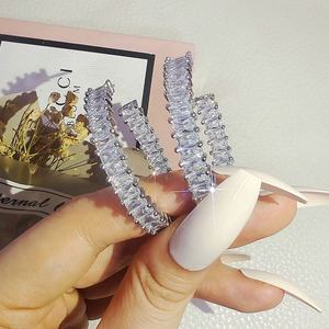 Boucles d'oreilles créoles en forme de C tendance coréennes plaquées or avec zircon, design géométrique brillant avec perle, principalement en alliage de cuivre - Product Image 4