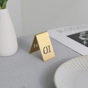 Numeri da tavolo <span class=keywords><strong>in</strong></span> ottone MAXERY scavati supporti per Reception <span class=keywords><strong>numero</strong></span> di posti per matrimoni, Bar Mitzvah, decorazioni Quinceanera, ristorante - Product Image 4