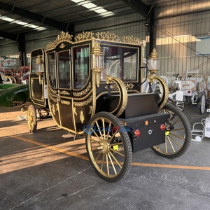 Calèche royale électrique noire avec ornements dorés et quatre roues pour transport spécial - Product Image 4