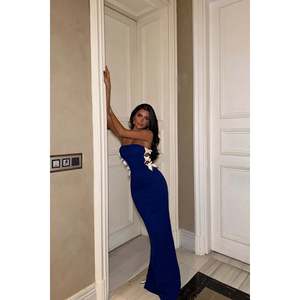 Robe de soirée sans bretelles Saks avec détail en ruban - Product Image 5