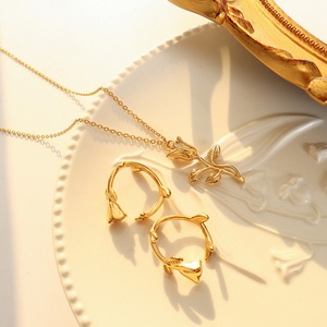 Nouvel Ensemble de Bijoux en Acier Inoxydable : Collier Fleur, Bague Ouverte Réglable et Bracelet Rose Éternelle pour Femme, Plaqué Or XR, Cadeau de Mariage - Product Image 3