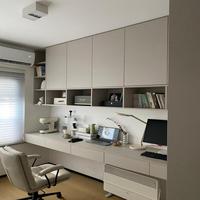 Table PC de style industriel sur mesure avec étagère et rangement latéral, mobilier de travail pour appartement loft