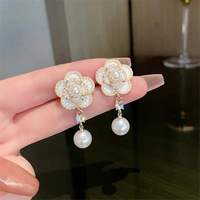 Anting-anting panjang mewah berhiaskan mutiara, rhinestones, dan bunga kamelia jarum perak untuk wanita, berlapis emas.