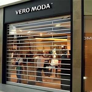 Volets roulants motorisés transparents en PVC, design en treillis ouvert sur mesure pour centres commerciaux et magasins, fonctionnement silencieux, antivol - Product Image 4
