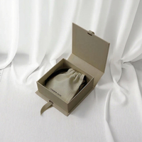 Boîte à bijoux en carton de luxe avec impression de logo personnalisé, finition mate, revêtement UV, gaufrage, ruban et velours