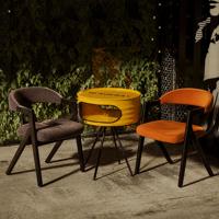 Fauteuil contemporain minimaliste avec pieds en V inversé, dossier rembourré en bois massif, idéal pour l'hôtellerie de luxe, les restaurants et les espaces contractuels.