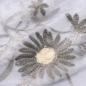 Bufanda bordada con diseño de flores, moderna y ligera, para mujer. - Product Image 5