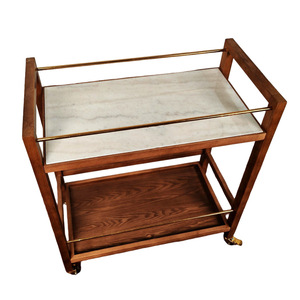 Chariot à boissons de luxe de style mid-century moderne pour hôtel, cadre en bois massif, plateau en marbre blanc, garde-corps en laiton poli, 4 roues, deux niveaux de service - Product Image 2