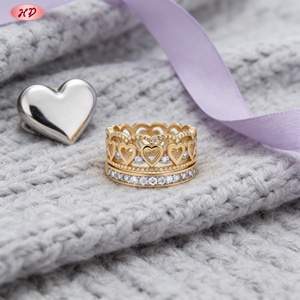 Bague large plaquée or 18 carats avec couronne cœur ajourée, incrustée de zircone cubique, style vintage ajouré, élégante et tendance - Product Image 2