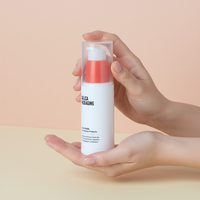 Flacon pompe sans air Dalica PP avec accent orange, conteneur cosmétique mince pour sérums et lotions de soin, sérigraphié sur mesure