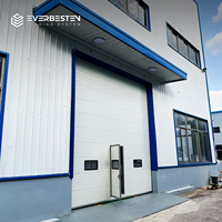 Puerta Seccional Industrial de Elevación Vertical, Paneles de Acero con Espuma de PU de 40 mm, Ventanas de Visión, Aislamiento Térmico, Operación Manual/Motorizada