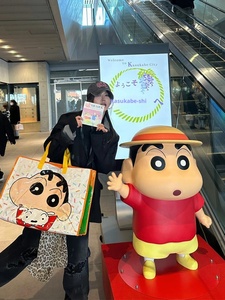 Estatua de Fibra de Vidrio de Tamaño Real de Crayon Shin-chan, Escultura de Personaje de Dibujos Animados Personalizada para Decoración de Tiendas y Hogares - Product Image 1