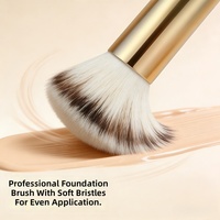 Pinceau de maquillage Kabuki angulaire doré avec tête plate et poils synthétiques doux pour un estompage professionnel du fond de teint - Outil de beauté