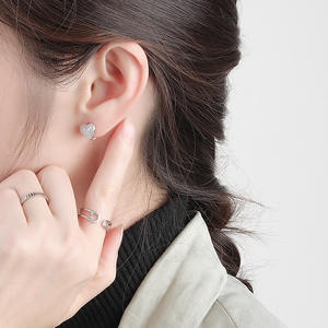 Escaladores de orejas de circonita cúbica con corte de diamante en forma de corazón de Plata de Ley 925, elegancia atemporal con elegancia transatlántica - Product Image 4