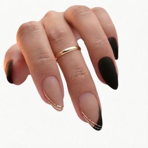 Ongles à presser faits main français, couvrance totale, haut de gamme, élégants, crémeux, doux, effet peau claire, finition ovale longue et pointue - Product Image 1