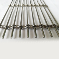 Grille de séparation architecturale en acier inoxydable naturel plaqué bronze antique, maille de 7 mm d'épaisseur, 71,2 % d'aire ouverte, pour bureaux modernes