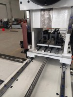 Tour à commande numérique 5 axes haute efficacité TJ-1220 avec dispositif de ponçage intégré et alimentation automatique pour le traitement du bois