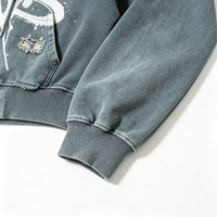 Sweat à capuche zippé court effet vieilli et déchiré, imprimé graffiti Kornit DTG effet peinture pulvérisée, strass brillants, ourlet brut, style streetwear