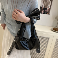 Sac à main tendance pour femme en PU imperméable avec fermeture éclair, bandoulière unique, doublure en polyester, style cool et décontracté, orné de rivets