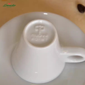 ชุดแก้วกาแฟเซรามิกสีขาวสั่งทำพิเศษ ดีไซน์หรูหรา พร้อมจานรอง คุณภาพสูง เหมาะสำหรับของชำร่วยงานแต่งงาน ร้านกาแฟ โรงแรม ขายส่งภาชนะบนโต๊ะอาหาร - Product Image 6