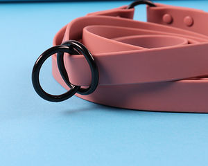 Correa de perro de lujo personalizada de fábrica con doble gancho ajustable PVC silicona manos libres patrón sólido Material de aleación personalizado - Product Image 3