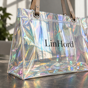 Borsa Tote in PVC Iridiscente all'Ingrosso con Manici Lunghi Marroni per Brand di Bellezza Indie, Confezionata in Scatola per Ordini da Showroom - Product Image 2