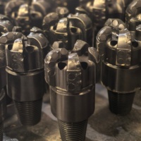 Foret PDC forgé en acier de 3 1/2, 4, 4 1/2, 5, 5 1/2 pouces à 3-5 lames pour le forage de puits de pétrole, d'eau et de gaz, et l'équipement de forage géologique et minier