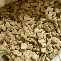 Vente en gros de gingembre séché 100% naturel de Chine, tranches de gingembre séché instantanément, poudre de racines de gingembre et granulés de gingembre déshydratés, bandes de gingembre