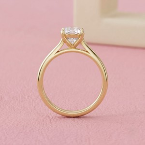 Bague de fiançailles en or avec diamant solitaire taille ovale et sertissage cathédrale, pour bijoux de mariée de créateur modernes et raffinés - Product Image 4