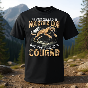T-shirt humoristique pour hommes adultes, col rond noir, design graphique Choked A Cougar - Product Image 3