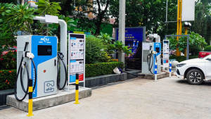 स्क्रू ip55 वाटरप्रूफ वाणिज्यिक बेड़े डीसी फास्ट चार्जिंग स्मार्ट 60kw 120kw 150kw 180kv चार्जिंग स्टेशन - Product Image 2