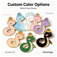 Épinglette en émail personnalisée en forme de serpent de dessin animé, plaquée or, en alliage de zinc, badge animal en métal surélevé sur mesure