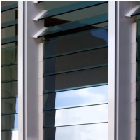 Volets à persiennes à double vitrage personnalisés et résistants aux ouragans Stores réglables en aluminium Fenêtres à persiennes en verre modernes avec courants d'air