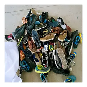 Gli uomini usati puliti all'ingrosso di seconda mano usano il commercio di Snaker per scarpe da pallavolo per i vestiti usati di Nairobi Kenya