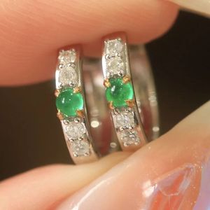 ต่างหูห่วงทองคำขาว 18K ยี่ห้อซินฟลาย ประดับมรกต 0.2 กะรัต และเพชร 0.2 กะรัต เหมาะสำหรับเป็นของขวัญวันครบรอบแต่งงาน - Product Image 5