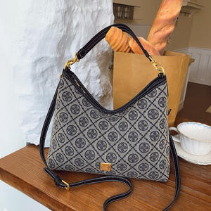 Bolso Tote de Mujer en Material PU de Alta Calidad. Hay varios tamaños. El forro está hecho de poliéster. - Product Image 3