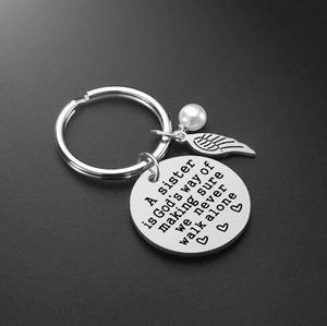 Una hermana es la forma en que Dios se asegura de que nunca caminemos solos Regalos de cumpleaños de Navidad para el llavero de hermana - Product Image 2