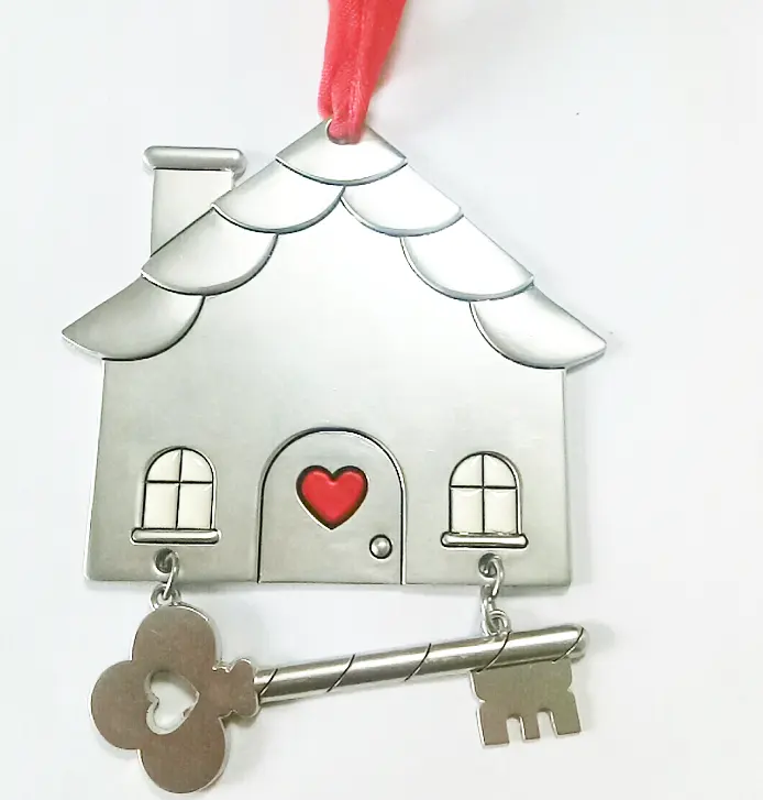 Decoraciones de metal para Navidad, juego de regalos personalizado en forma de llave y Casa, productos de adornos esmaltados de metal, venta al por mayor, 2022