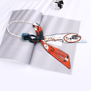 Pañuelo de seda estampado para mujer con collar de perlas, accesorio de moda para un estilo elegante - Product Image 1