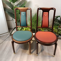 Chaise de salle à manger empilable en bois massif avec revêtement en cuir, logo personnalisé, pour hôtel, restaurant, bar, salon de cigares, usage commercial