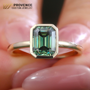 Anillo de oro macizo de 18k personalizado de PROVENCE, anillo minimalista con moissanita verde de corte esmeralda para mujer, anillo para fiesta de aniversario. - Product Image 1