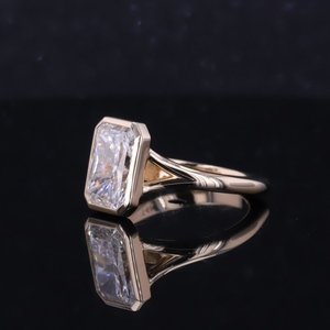 Anillo de compromiso solitario Starsgem de oro amarillo macizo de 14K con diamante cultivado en laboratorio de 3 quilates de corte radiante y engaste de bisel - Product Image 2